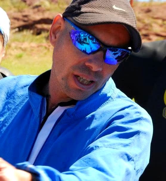 Marcelo Noguera dando indicaciones a sus atletas